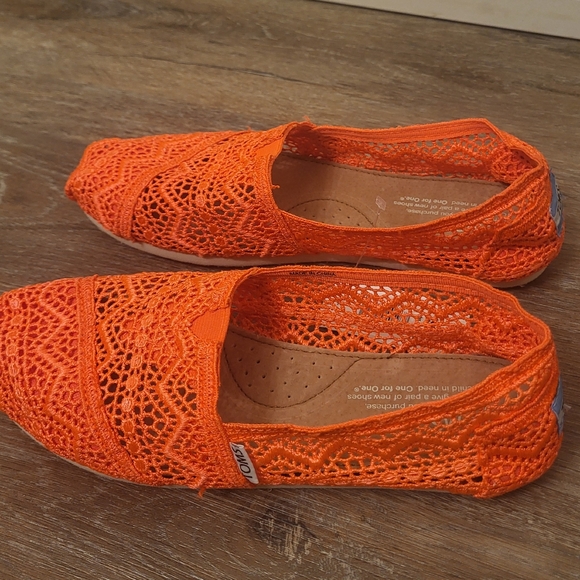 Toms Neon Crochet Slip On Shoes Size 7 - Picture 5 of 8
